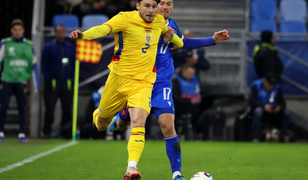 Andrei Rațiu (stânga) și coechipierii lui se întorc învinși de la Bratislava (FOTO: Sportpictures)