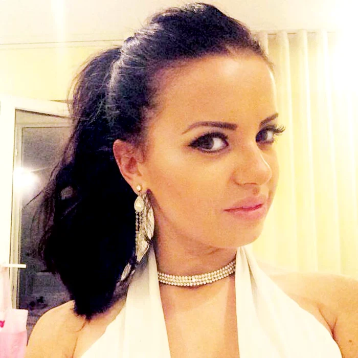 Mădălina Apostol nu a vrut să  fie fotografiată în aeroport şi  şi-a ascuns faţa sub o  coală de hârtie