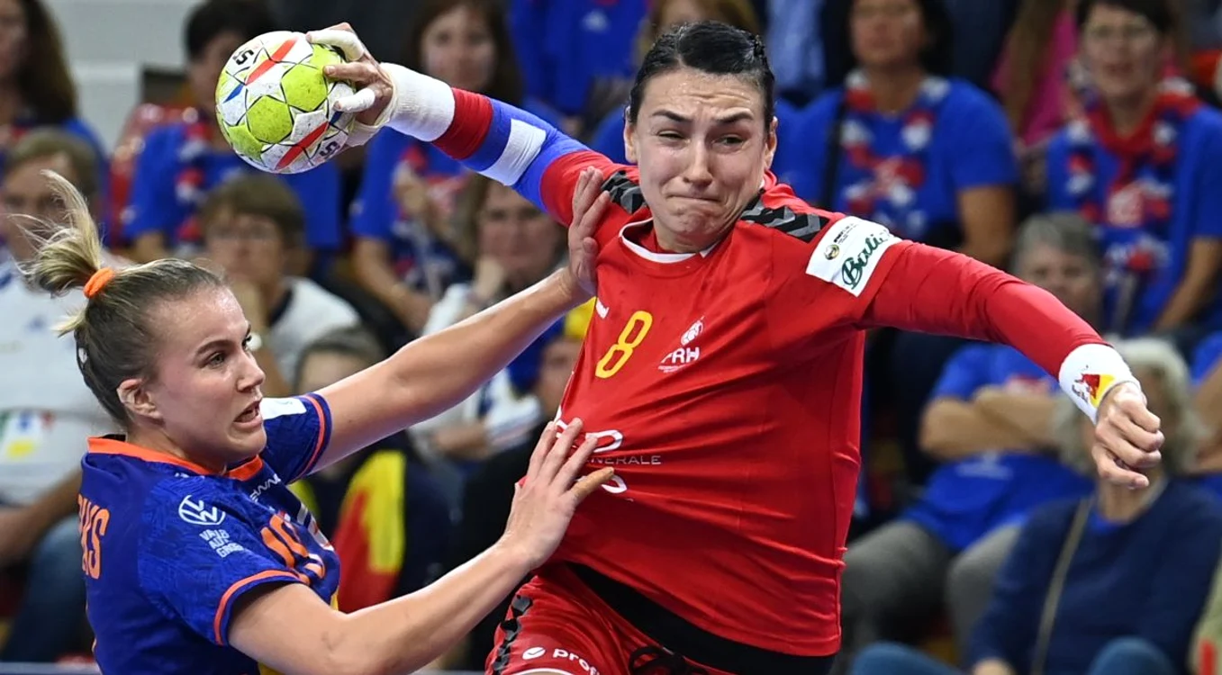 Cristina Neagu (dreapta), aflată la ultima participare la un Campionat European.