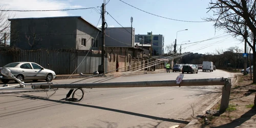 stalp cazut adevarul