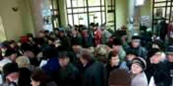 Pensionarii au făcut cozi la ghişee Foto: Adevărul Ploieşti