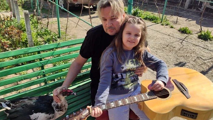 Dan Helciug e la țară cu familia 