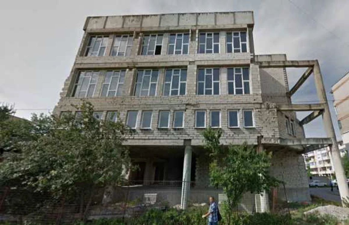 cladirea abandonata a liceului de arta deva