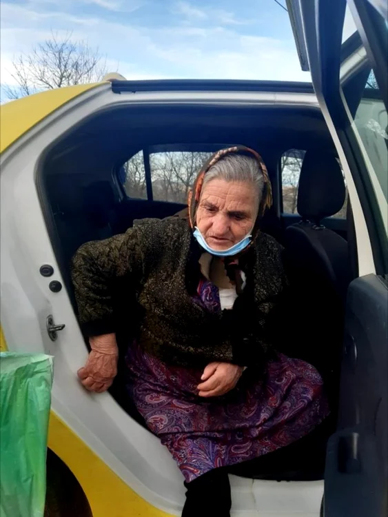 Bătrâna a fost găsită îngheţată pe o bancă din parc de către un taximetrist care a adus-o acasă Foto: pandurul.ro