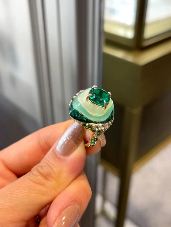 Inelul realizat din pietre semiprețioase, legate cu bio-rășină din semințe de avocado