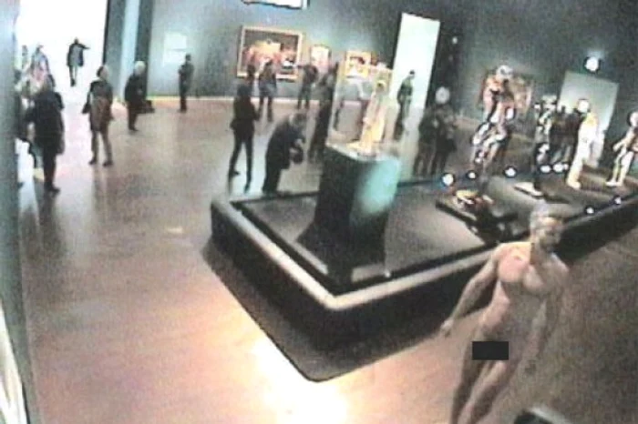 
    Barbatul gol s-a plimbat bine-mersi printre vizitatori  