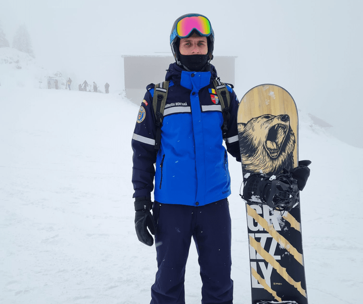 Jandarmul brașovean care muncește pe snowboard. Când pasiunea se întâlnește cu nevoia angajatorului
