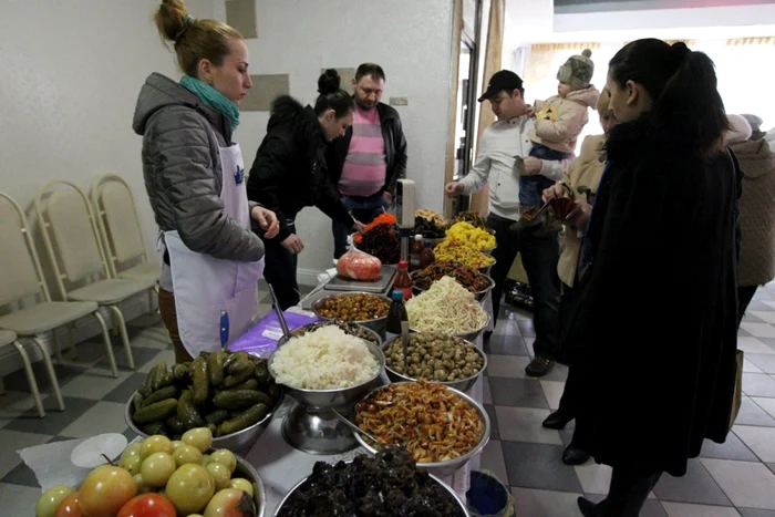 Comercianţii locali au propus spre vânzare produse autohtone. FOTO: Tudor Iovu