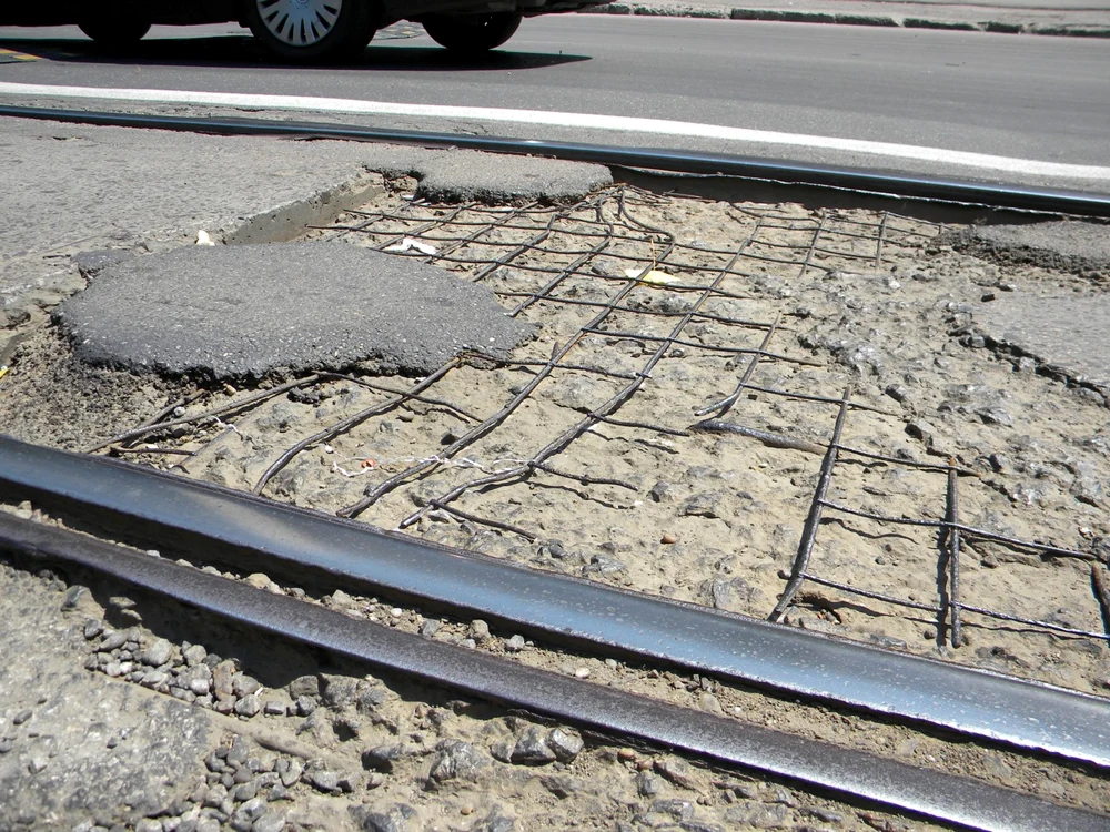Calea de rulare a tramvaielor este extrem de afectată. Foto: Adevărul