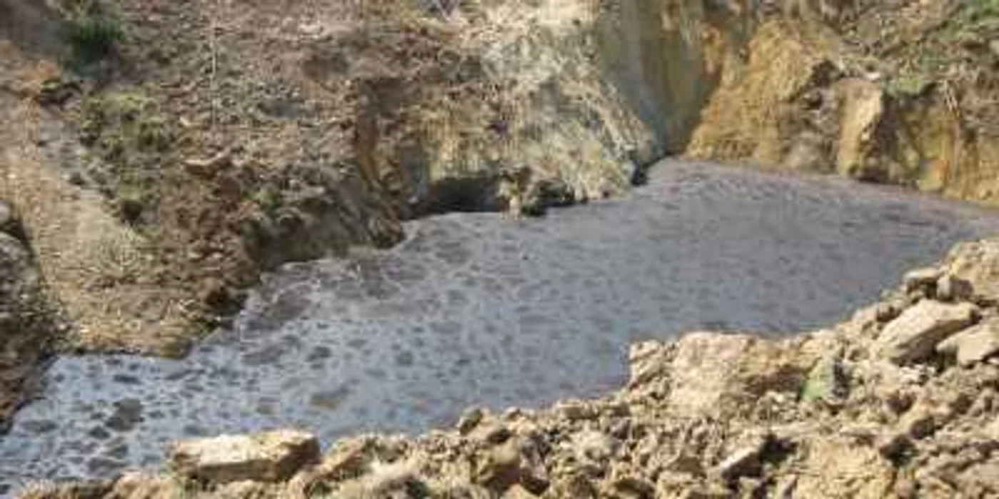 Râmnicu Vâlcea: Craterul de la Ocnele Mari a înghiţit 1,5 hectare de vegetaţie