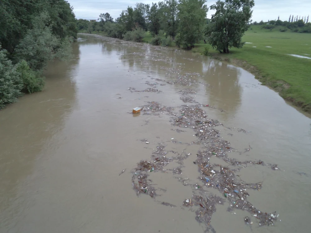 Râu cu personalitate şi istorie, după topirea zăpezilor sau după ploi, râul Prahova se umflă şi inundă localităţile pe care le traversează. FOTO arhivă Adevărul Ploieşti