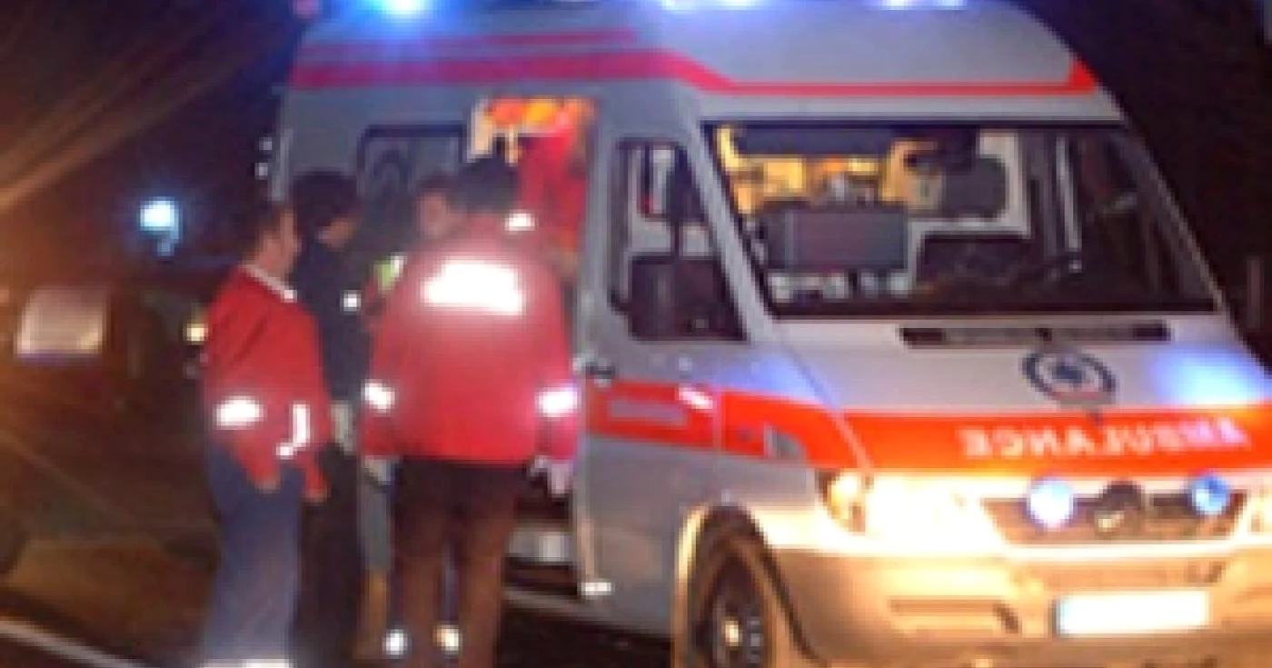 Cele două femei au fost luate de pe stradă cu Ambulanţă.