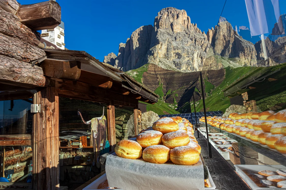 Krapfen la refugiul Friedrich August din Dolomiți FOTO Shutterstock 