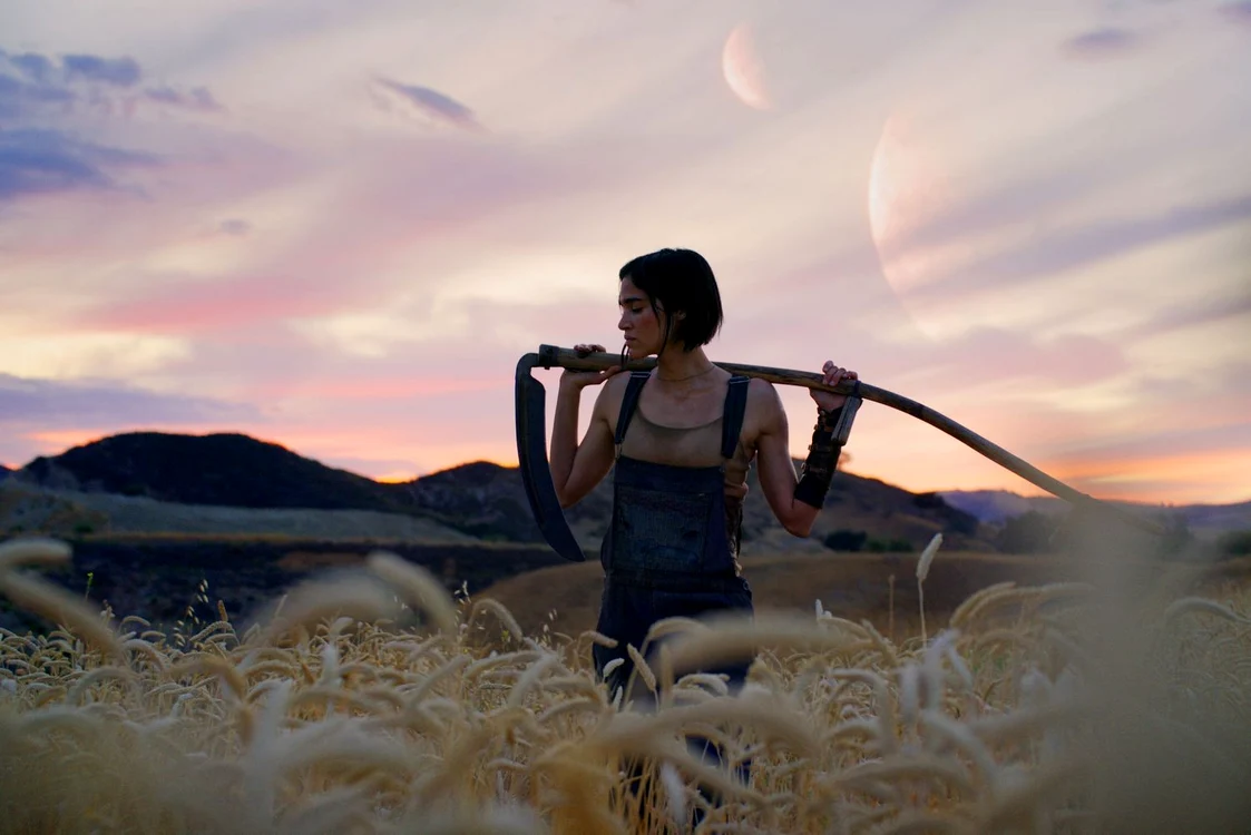 Sofia Boutella în REBEL MOON: A CHILD OF FIRE Sursa foto Netflix