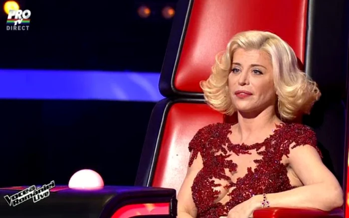 Artista a purtat o ţinută din dantelă transparentă în zona sânilor