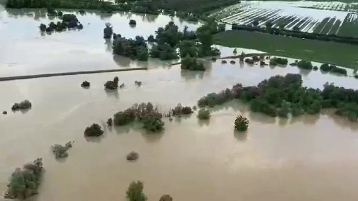 Apa scursă după ruperea digului a afectat mai multe terenuri agricole FOTO MAI