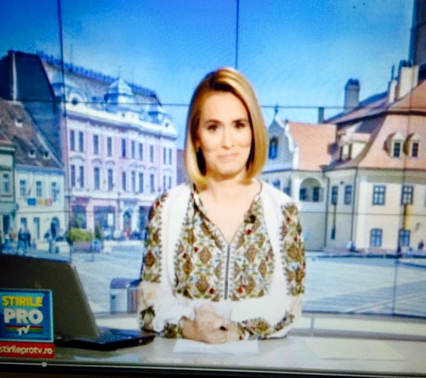 Andreea Esca a prezentat jurnalul de seară îmbrăcată în ie românească