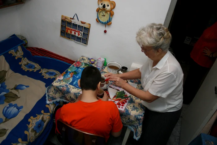 Cu ce hrănesc părinţii de împrumut copiii abandonaţi