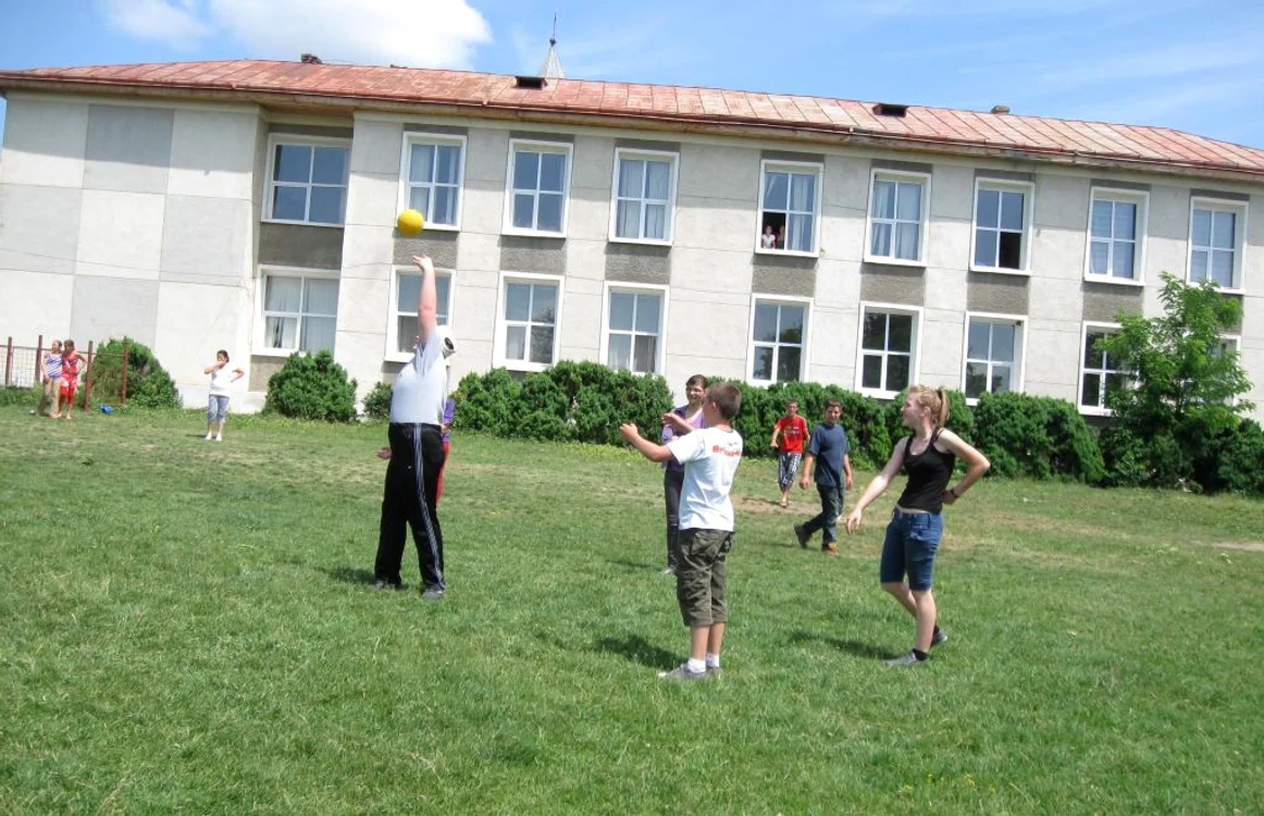 Copiii cu autism s-au jucat alături de elevii din Erbiceni