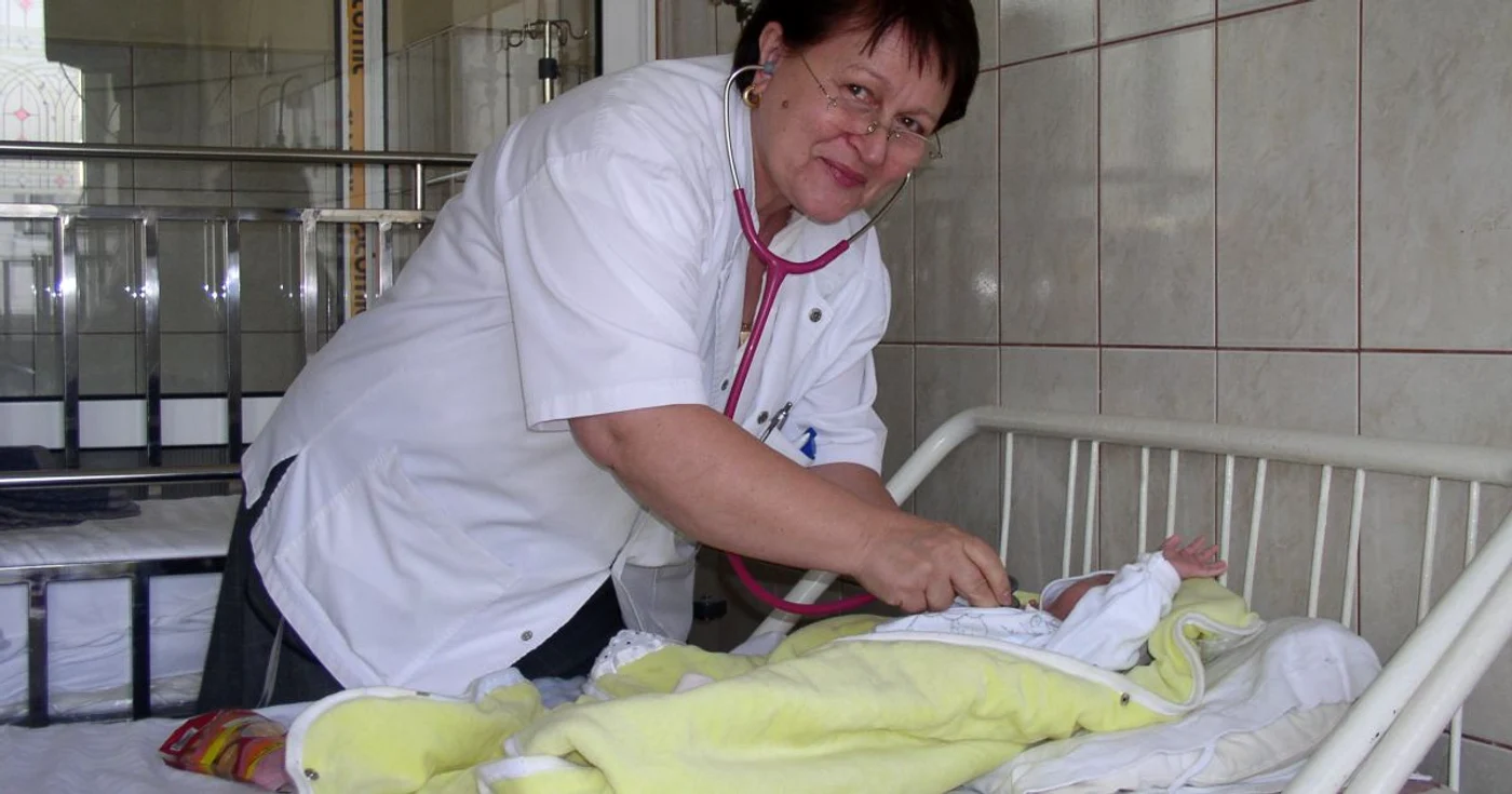 Dr. Carmen Câmpeanu consultând unul dintre micii săi pacienţi