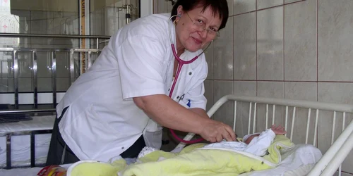 Dr. Carmen Câmpeanu consultând unul dintre micii săi pacienţi
