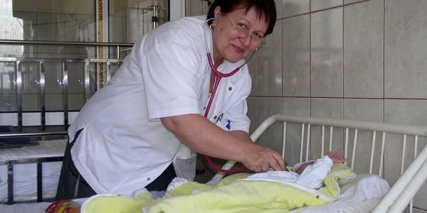 Dr. Carmen Câmpeanu consultând unul dintre micii săi pacienţi