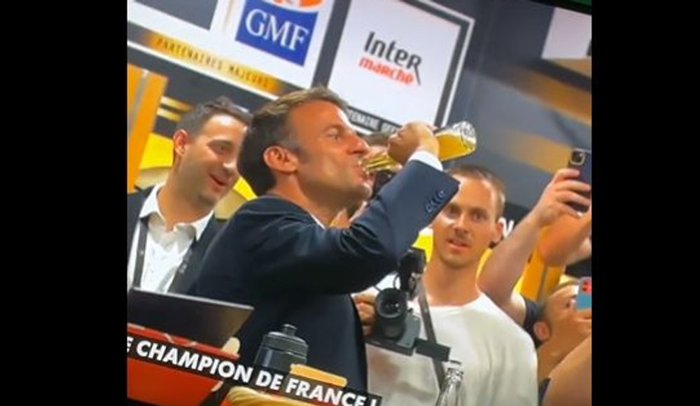  Macron, criticat după ce a dat pe gât o sticlă cu bere în 17 secunde: „Masculinitatea toxică într-o singură imagine“ VIDEO