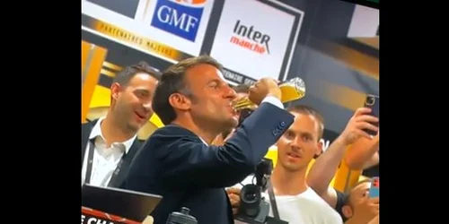 Macron cu bereaTwitter jpg