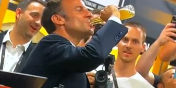 Macron cu bereaTwitter jpg