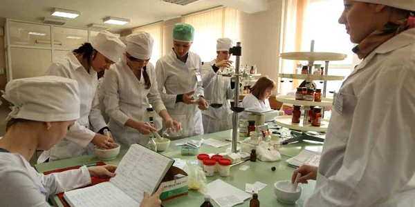 În farmaciile universitare, medicamentele sunt preparate de studenții mediciniști