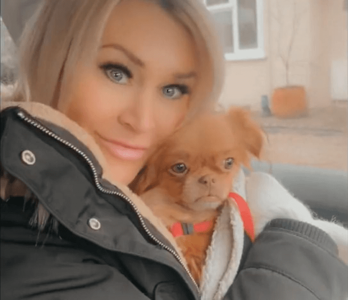 O vedetă din Marea Britanie a adoptat o cățelușă din România. Pekineza Sisi a ajuns în brațele lui Jo O'Meara de la S Club 7 VIDEO