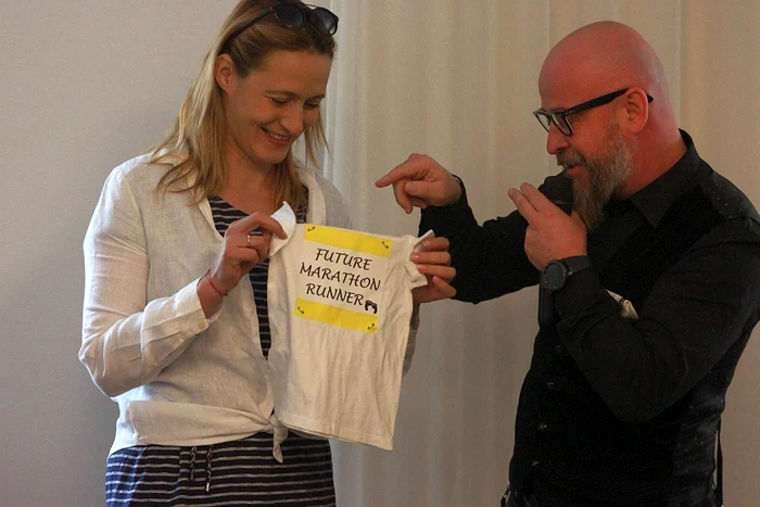 Camelia Potec se amuză văzând tricoul oferit de organizatorii Maratonului Internațional BucureștiFoto: Marian Burlacu