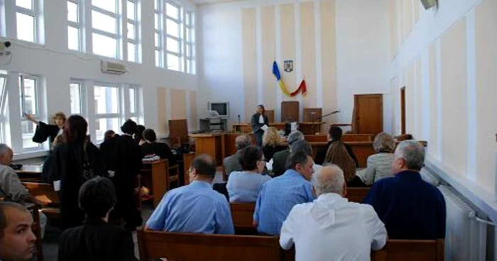 Brăila: De bună voie şi nesiliţi de nimeni, brăilenii intră în boxa acuzaţilor
