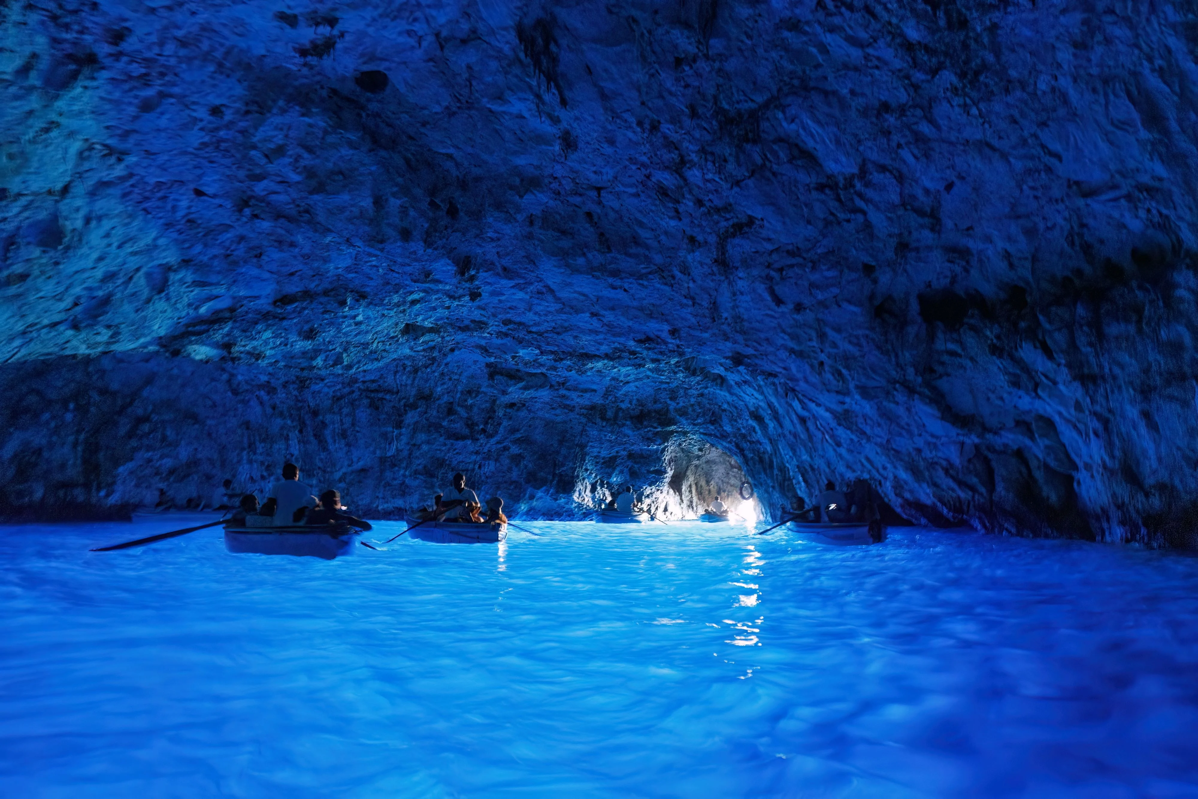 Experiența terifiantă a unui cuplu în vacanța de vis de pe Insula Capri. „Am crezut că vom rămâne blocați, barca se scufunda”