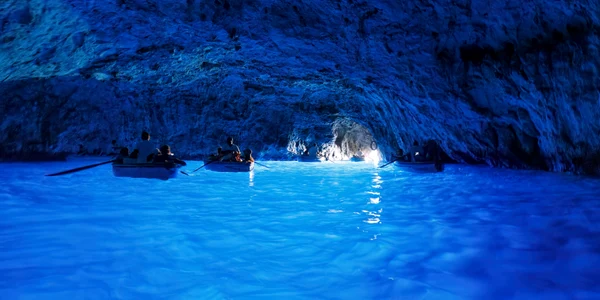 Grota Albastra de pe insula Capri FOTO Shutterstock 