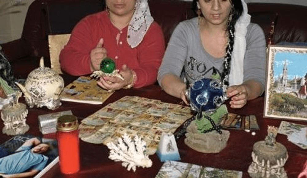 Polițiști la vânătoare de vrăjitoare. Bărbat păcălit că scapă de blesteme și este ajutat în dragoste