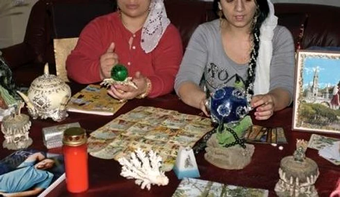 Cele două tinere au fost reținute pentru 24 de ore FOTO Adevărul