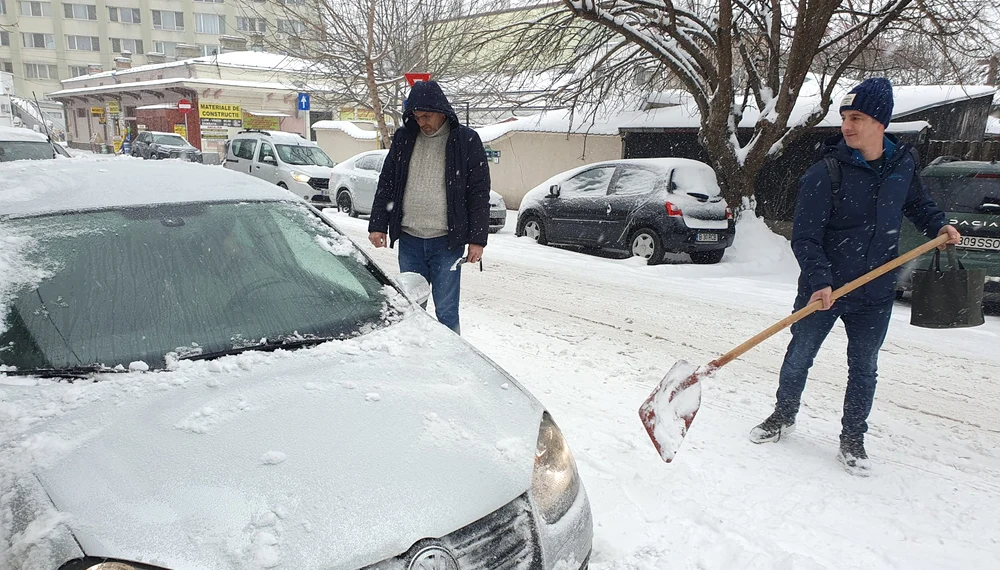 Șoferii au ieșit  să-și curețe mașinile
