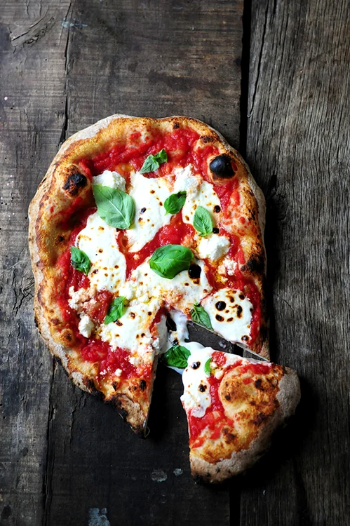 pizza tăiată în felii