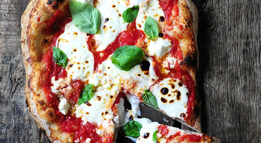 Trei rețete bestiale de pizza pe care le poți prepara rapid și acasă. Cum faci „regina pizzelor” și o variantă picantă ca în Italia