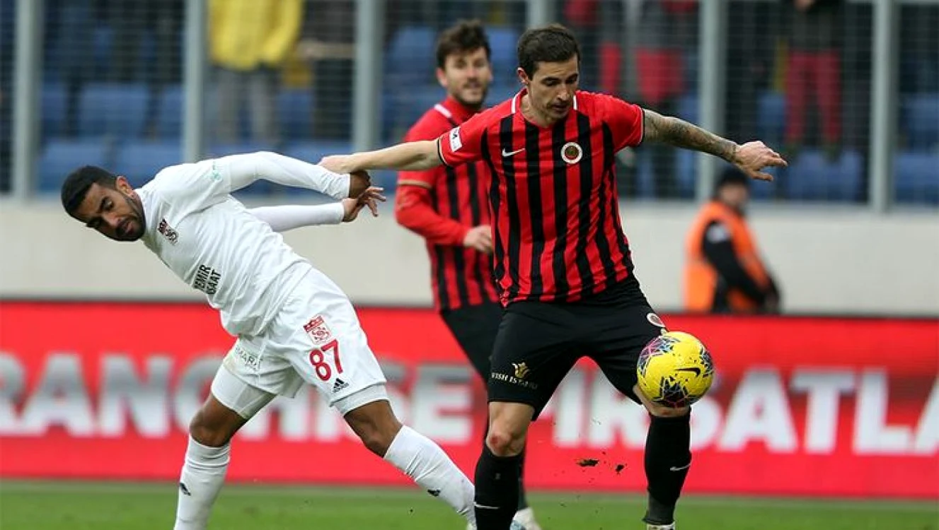 Bogdan Stancu (dreapta) joacă de aproape 10 ani în Turcia FOTO: Fanatik.com.tr