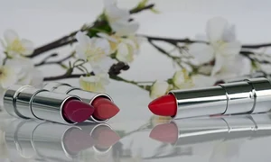 rujuri la moda in 2019  se poarta stralucirea pe buze jpeg