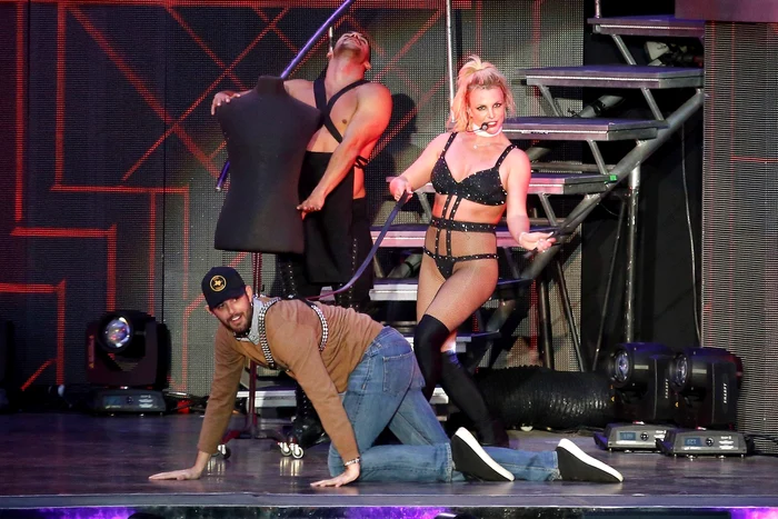 Britney Spears a mimat câteva scene demne de spectacolele sado-maso direct pe scenă