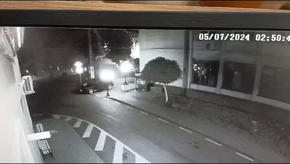 Au fost prinși inivizii care au aruncat în aer bancomatul din Șiria. Un albanez și doi arădeni au fost reținuți în urma unui flagrant VIDEO