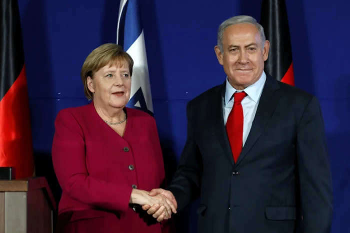 Angela Merkel şi Benjamin Netanyahu dând mâna înaintea unei întrevederi la Ierusalim FOTO EPA-EFE