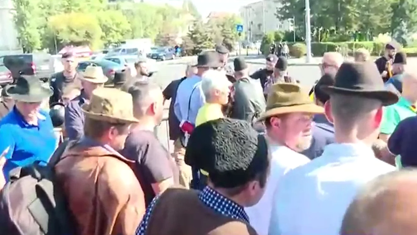 Ciobani protestând în Piața Victoriei