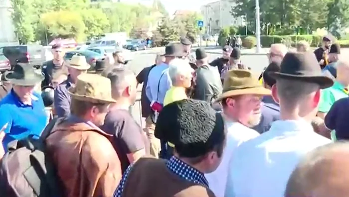Ciobani protestând în Piața Victoriei