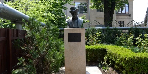 bust caragiale ploiesti foto dana mihai