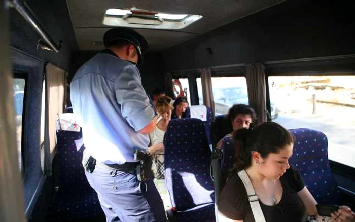 Toate microbuzele de transport persoane care au intrat ori au ieşit din Capitală joi dimineaţă au fost verificate de poliţişti   FOTO: Mediafax