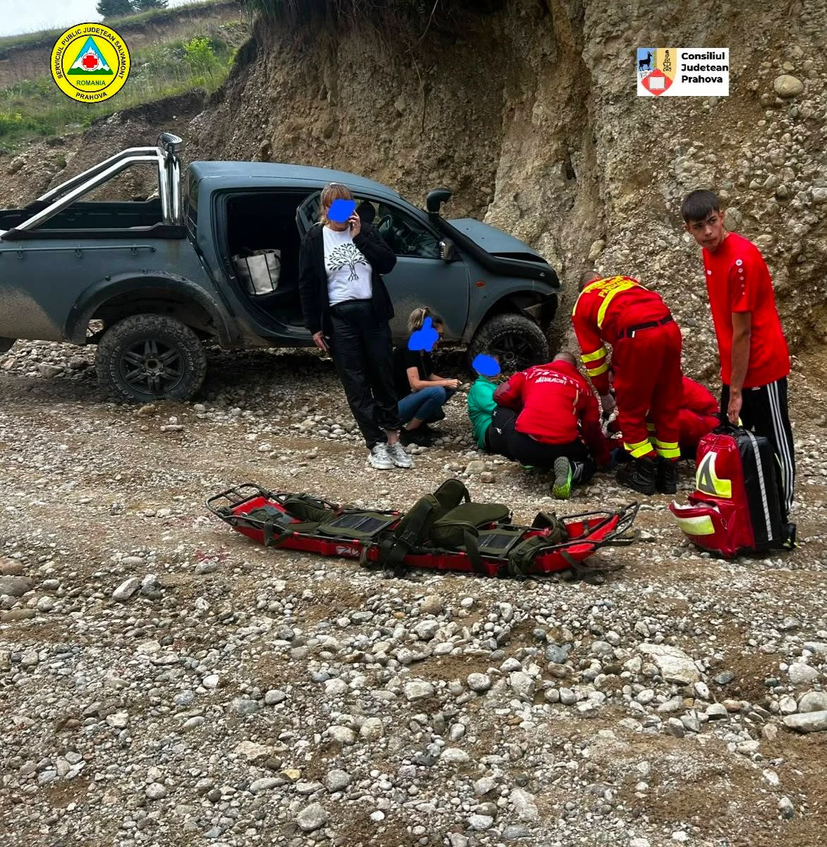O mașină s-a făcut praf după ce a izbit o stâncă, în Munții Ciucaș. Patru oameni răniți în accident